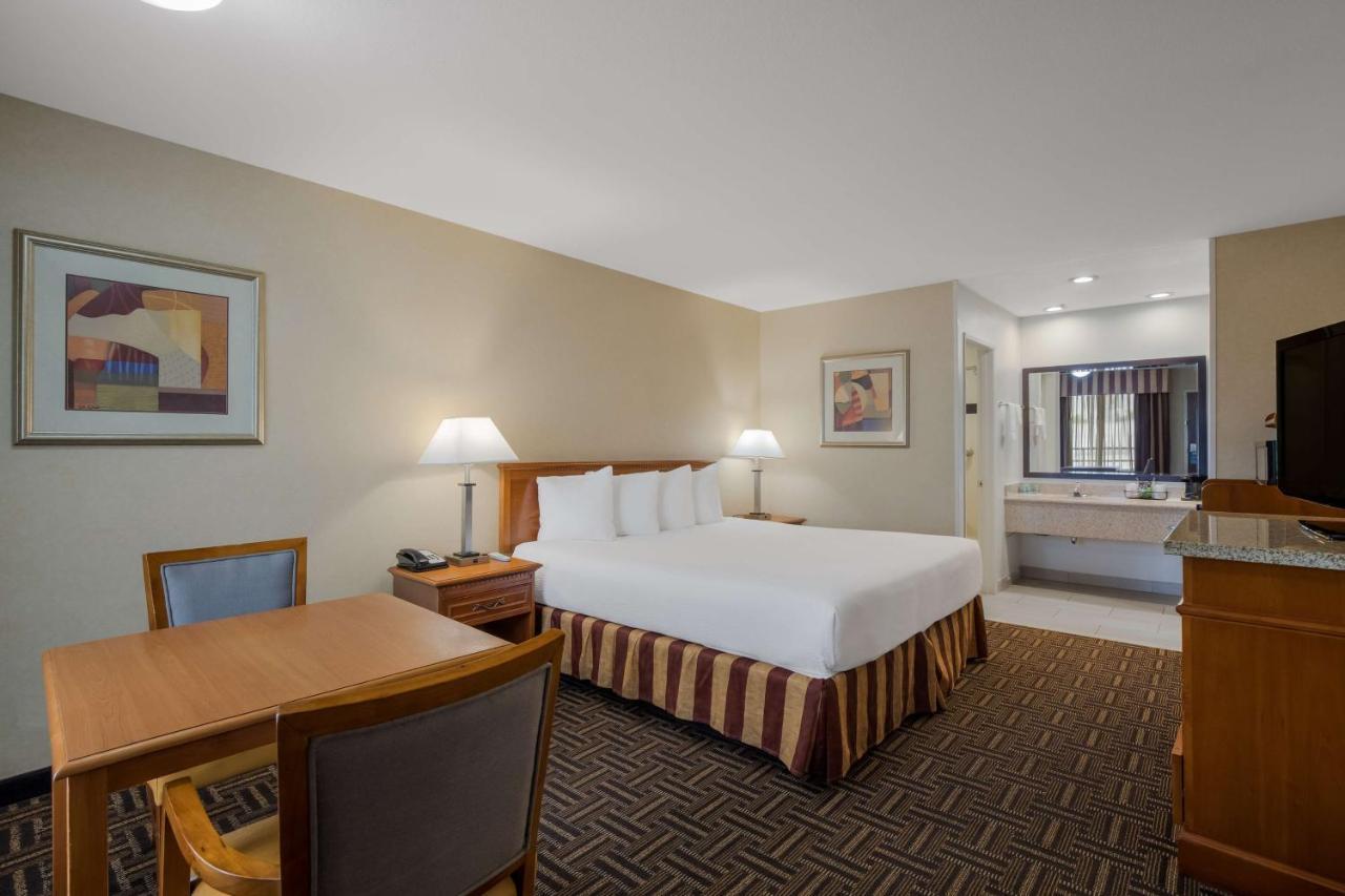 Best Western Norwalk Inn Exterior photo